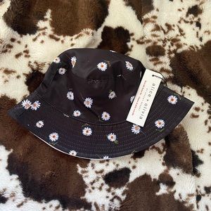 Reversible Black and White with Daisy’s Bucket Hat